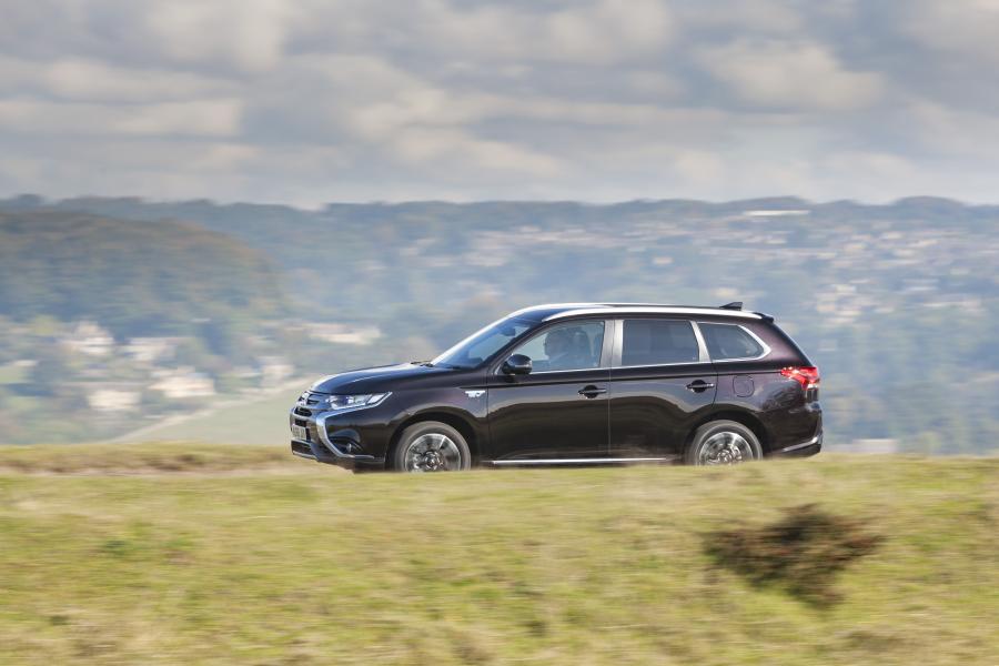  Mitsubishi Outlander PHEV Juro 2016 года  (UK) (фото 15 из 46)